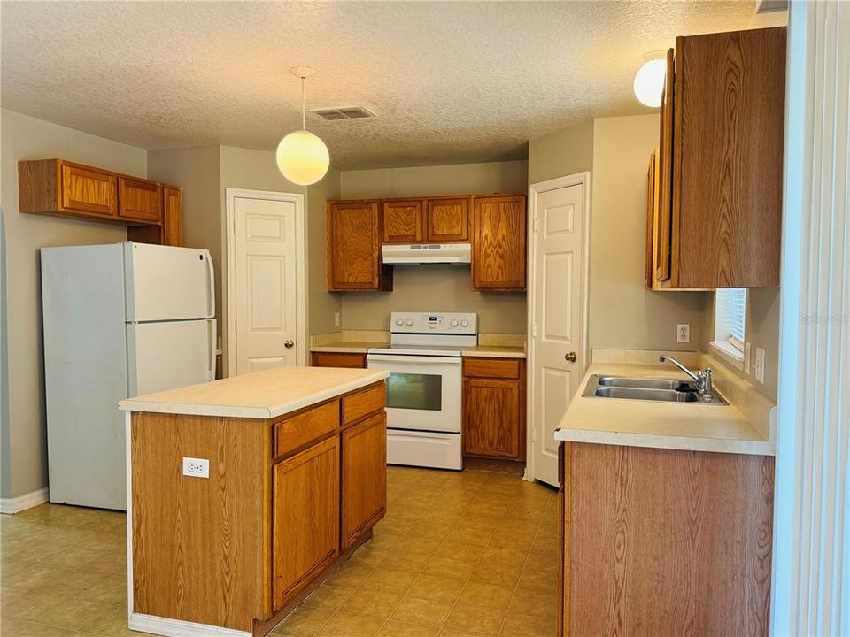 For Rent: $1,715 (4 beds, 2 baths, 2224 Square Feet)