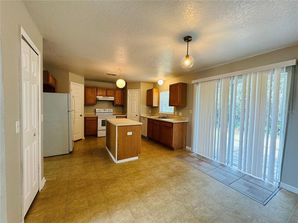 For Rent: $1,715 (4 beds, 2 baths, 2224 Square Feet)