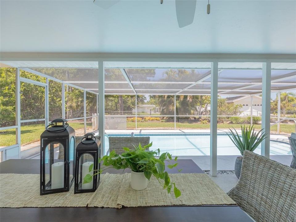 Dining Room Seating for 6 Guests