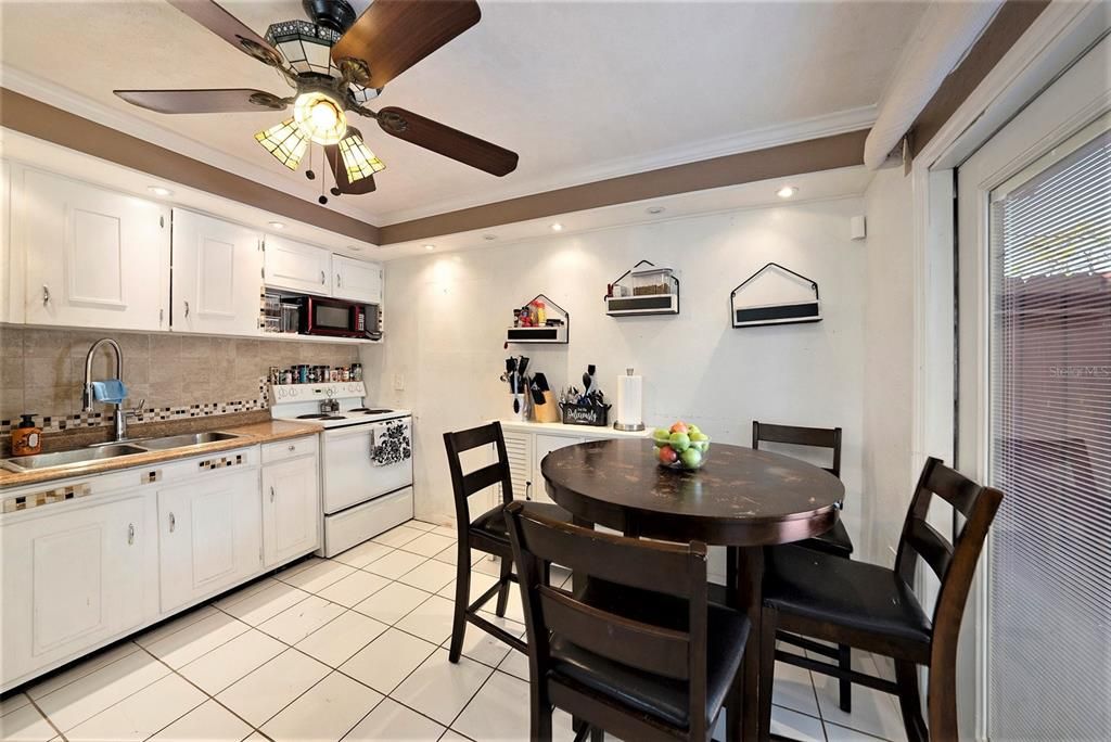 For Sale: $324,995 (2 beds, 1 baths, 906 Square Feet)