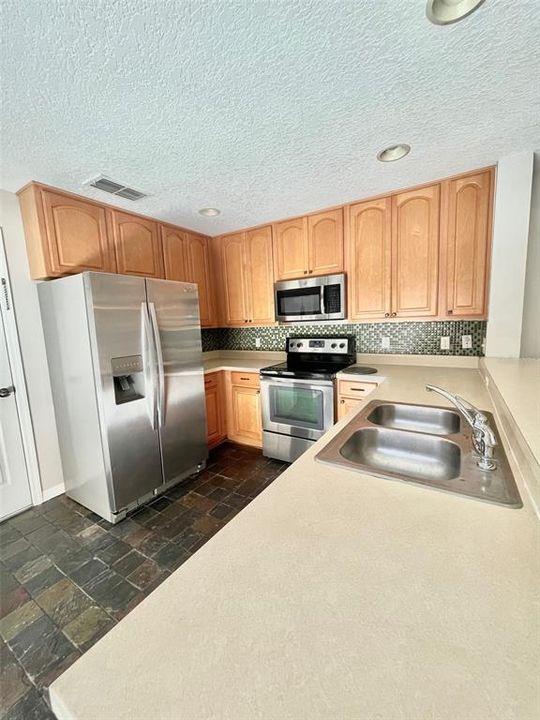 For Rent: $2,250 (3 beds, 3 baths, 1806 Square Feet)