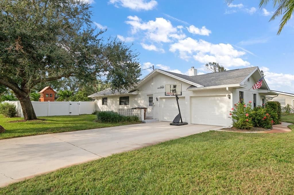 For Sale: $1,300,000 (4 beds, 2 baths, 1945 Square Feet)