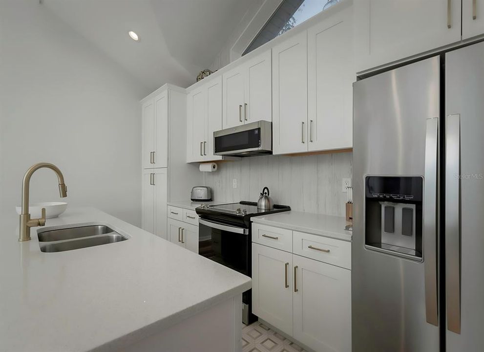 For Sale: $549,900 (2 beds, 2 baths, 927 Square Feet)