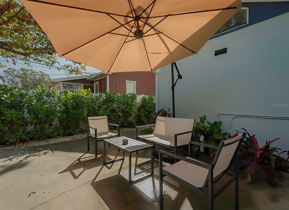 For Sale: $549,900 (2 beds, 2 baths, 927 Square Feet)