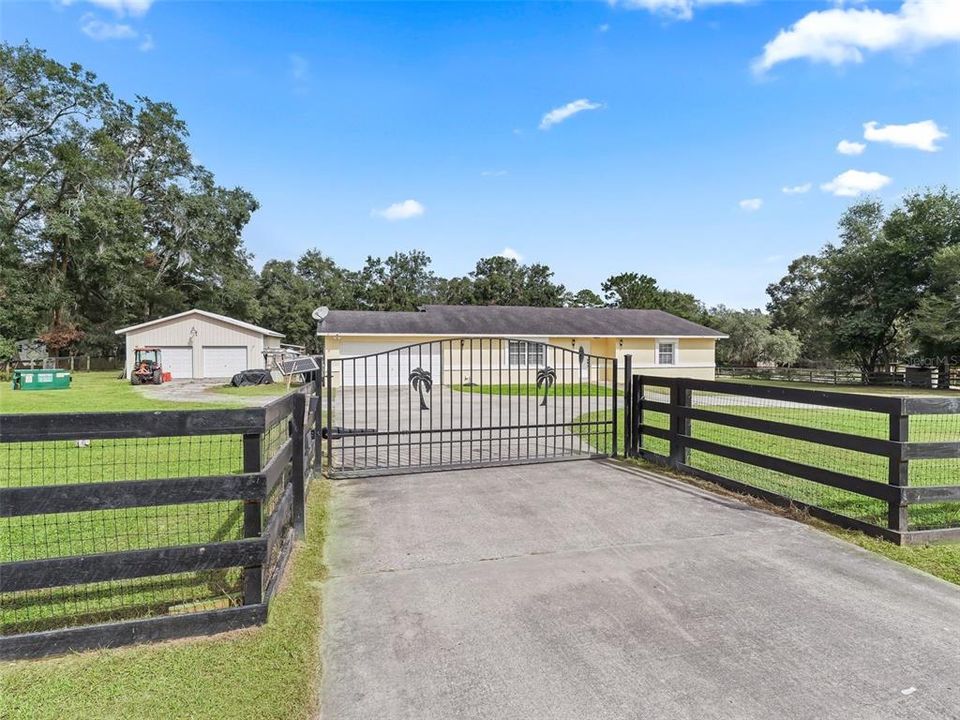 For Sale: $519,900 (3 beds, 3 baths, 1733 Square Feet)