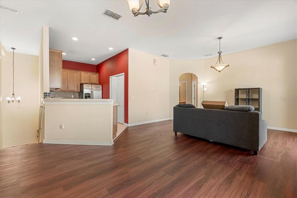 For Sale: $254,900 (2 beds, 2 baths, 1259 Square Feet)