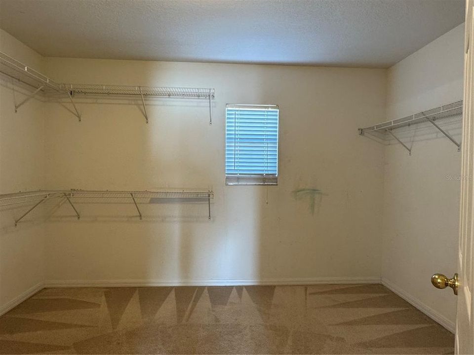 For Rent: $2,350 (4 beds, 2 baths, 2387 Square Feet)