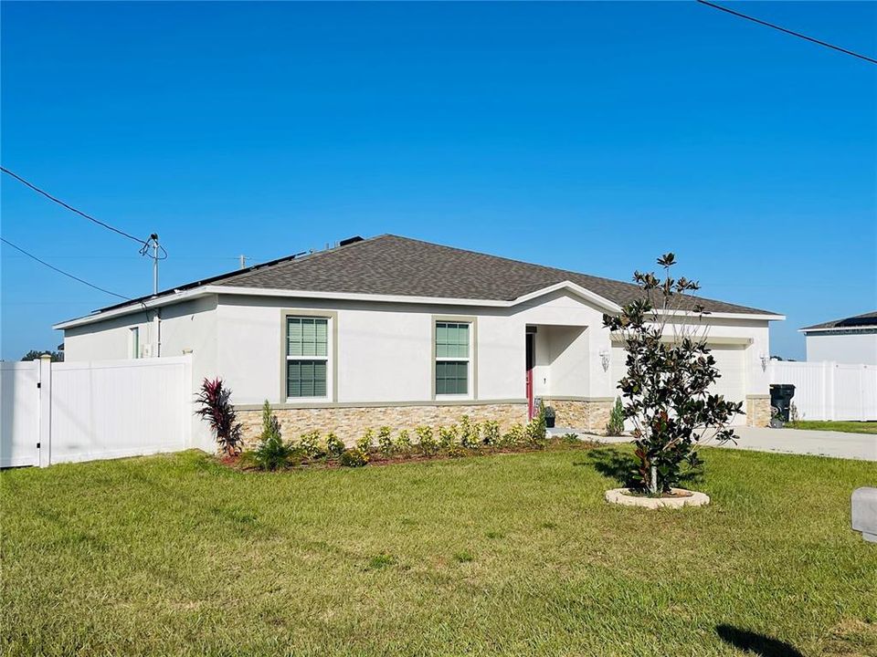 For Sale: $349,900 (4 beds, 2 baths, 1874 Square Feet)