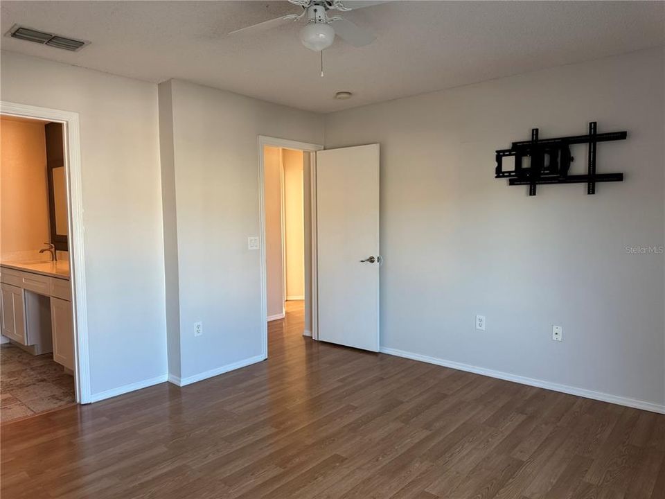 For Rent: $3,000 (4 beds, 2 baths, 1366 Square Feet)