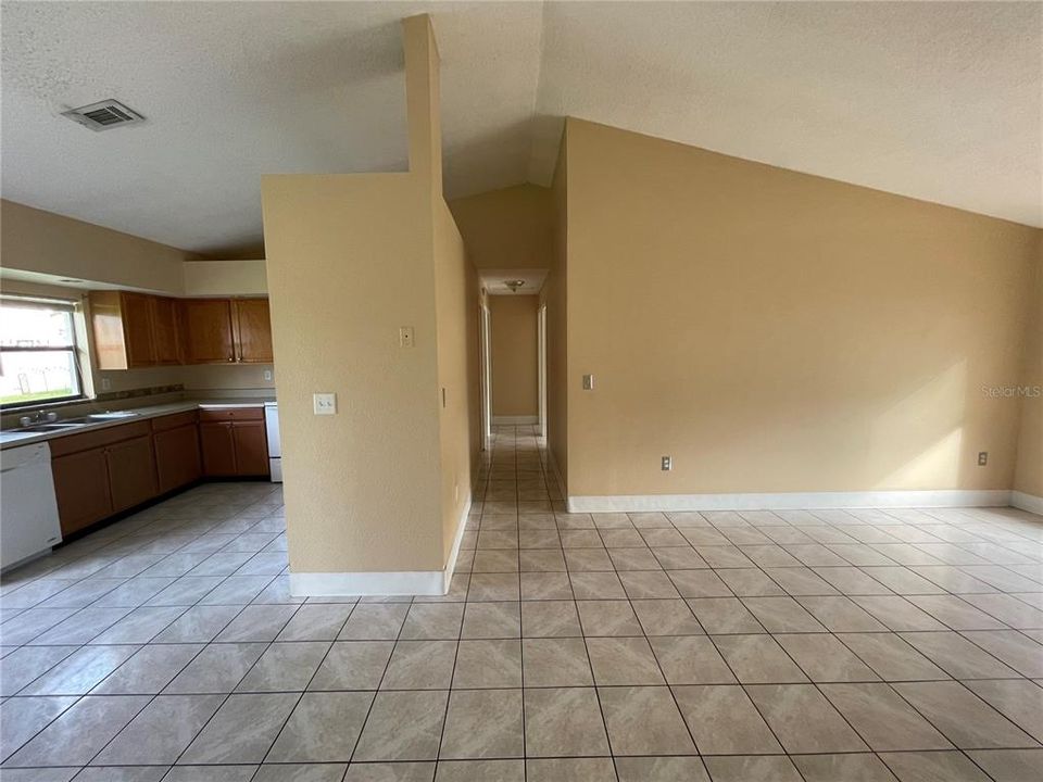 For Rent: $1,600 (4 beds, 2 baths, 1422 Square Feet)