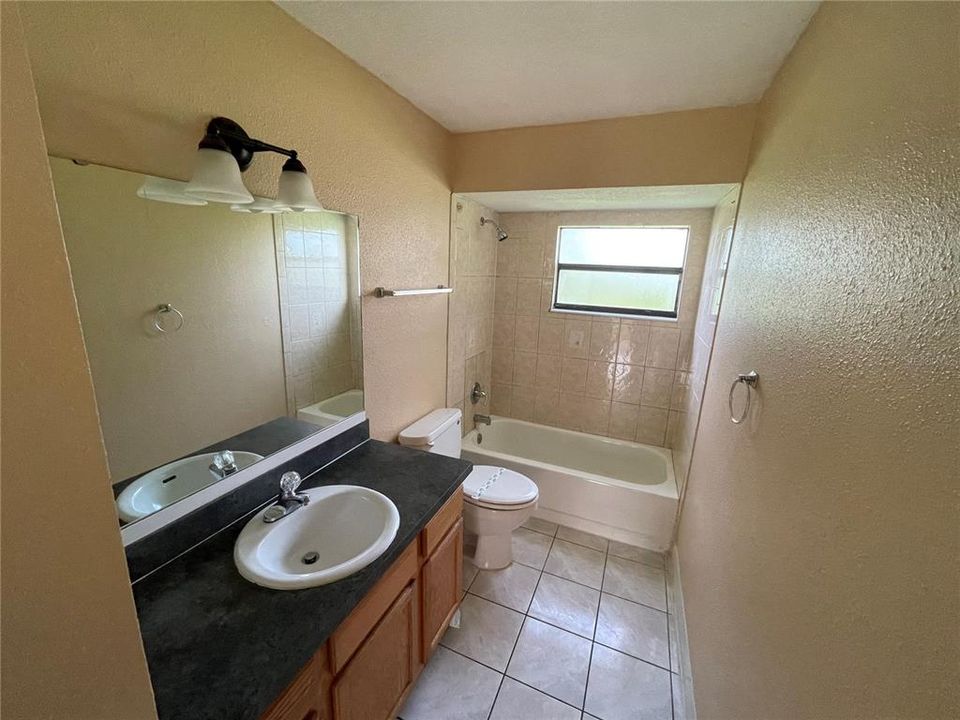 For Rent: $1,600 (4 beds, 2 baths, 1422 Square Feet)