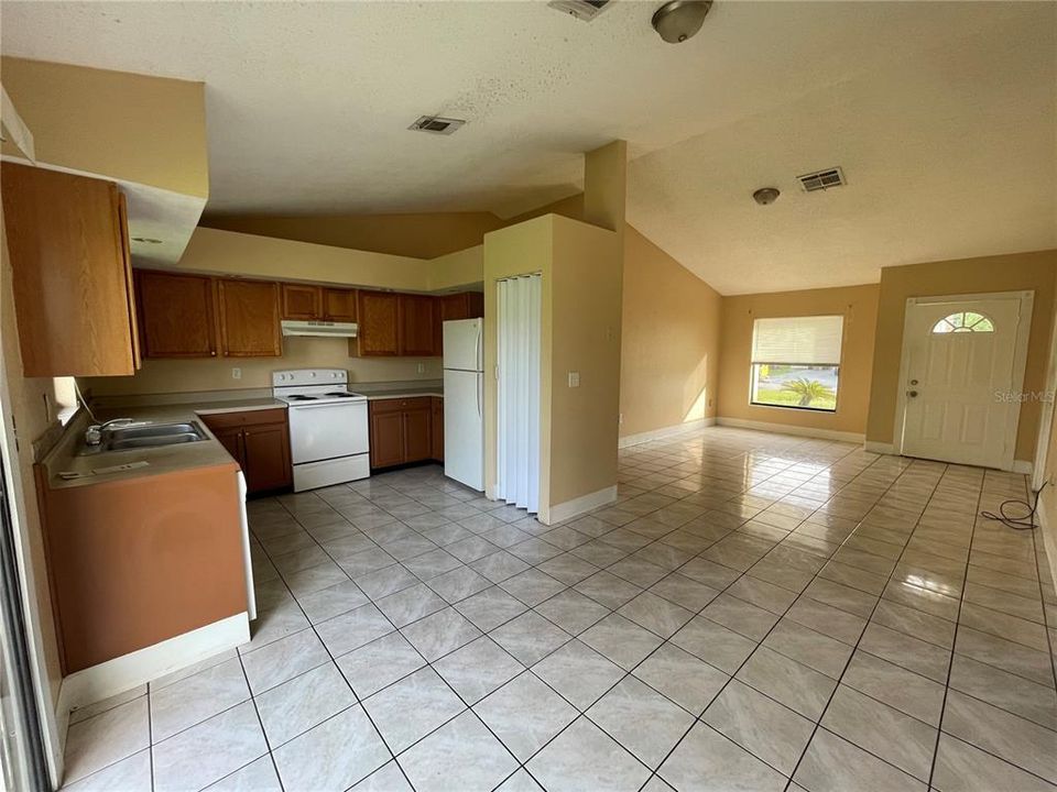 For Rent: $1,600 (4 beds, 2 baths, 1422 Square Feet)