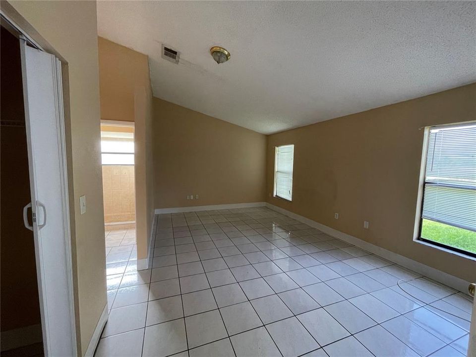 For Rent: $1,600 (4 beds, 2 baths, 1422 Square Feet)