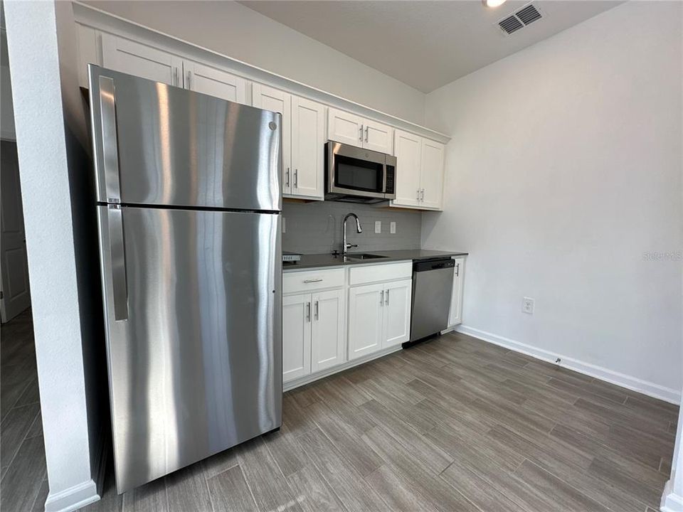 For Rent: $1,550 (1 beds, 1 baths, 700 Square Feet)