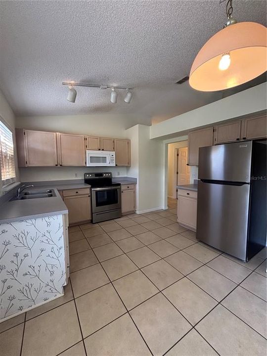 For Rent: $2,800 (5 beds, 2 baths, 1670 Square Feet)