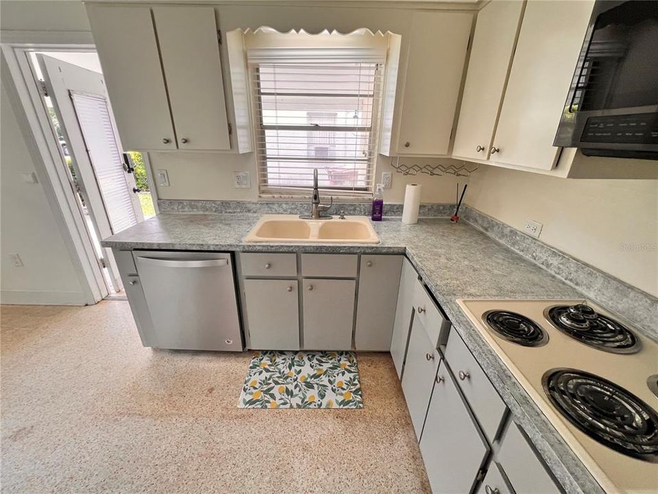 For Rent: $2,799 (3 beds, 2 baths, 1056 Square Feet)