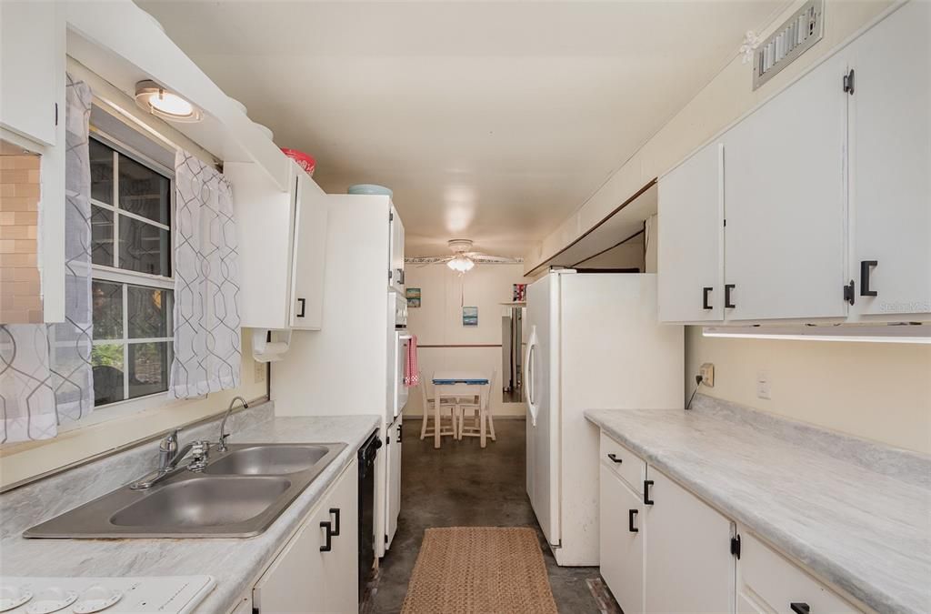 For Sale: $98,500 (2 beds, 2 baths, 1248 Square Feet)