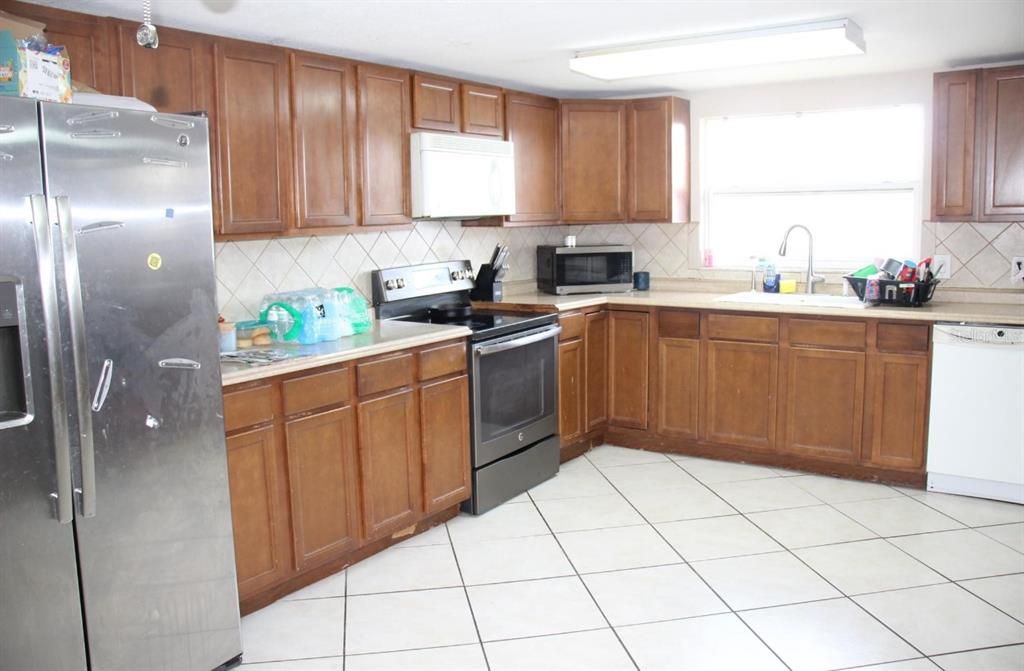 For Sale: $280,000 (3 beds, 3 baths, 1829 Square Feet)