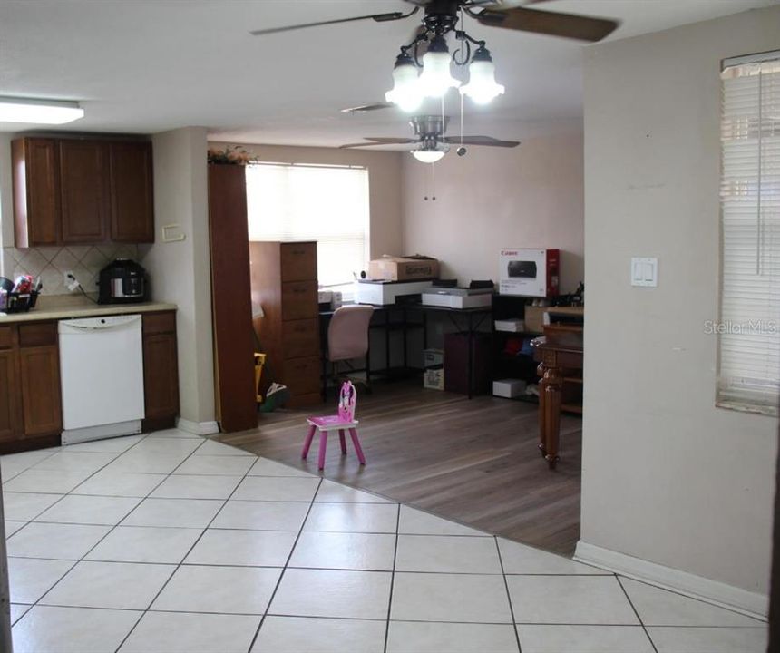 For Sale: $280,000 (3 beds, 3 baths, 1829 Square Feet)