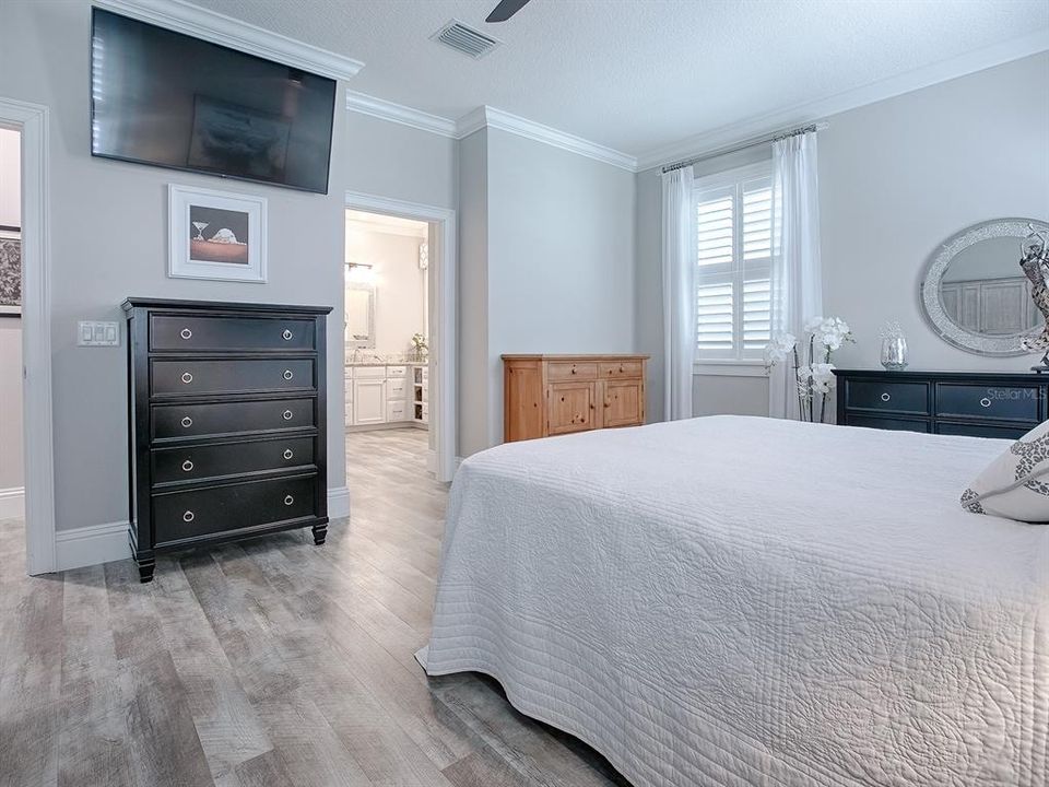 WALL MOUNTED TV AND A NEWLY REMODELED EN-SUITE BATH.