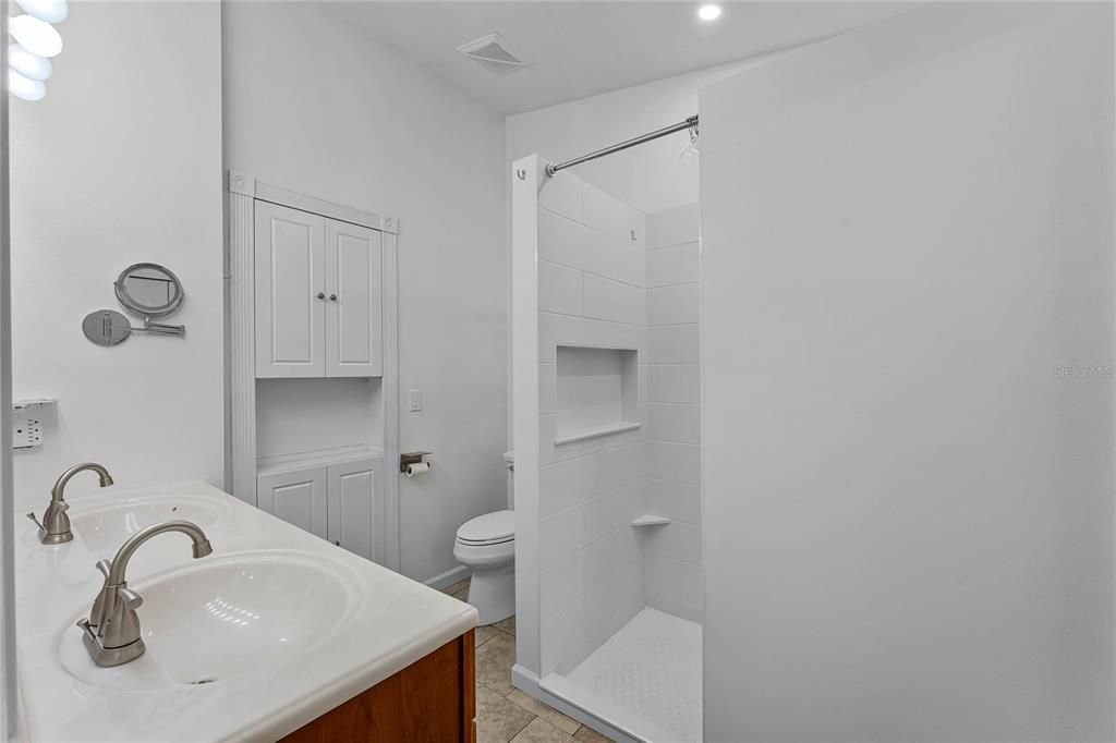 For Sale: $365,000 (2 beds, 2 baths, 1239 Square Feet)