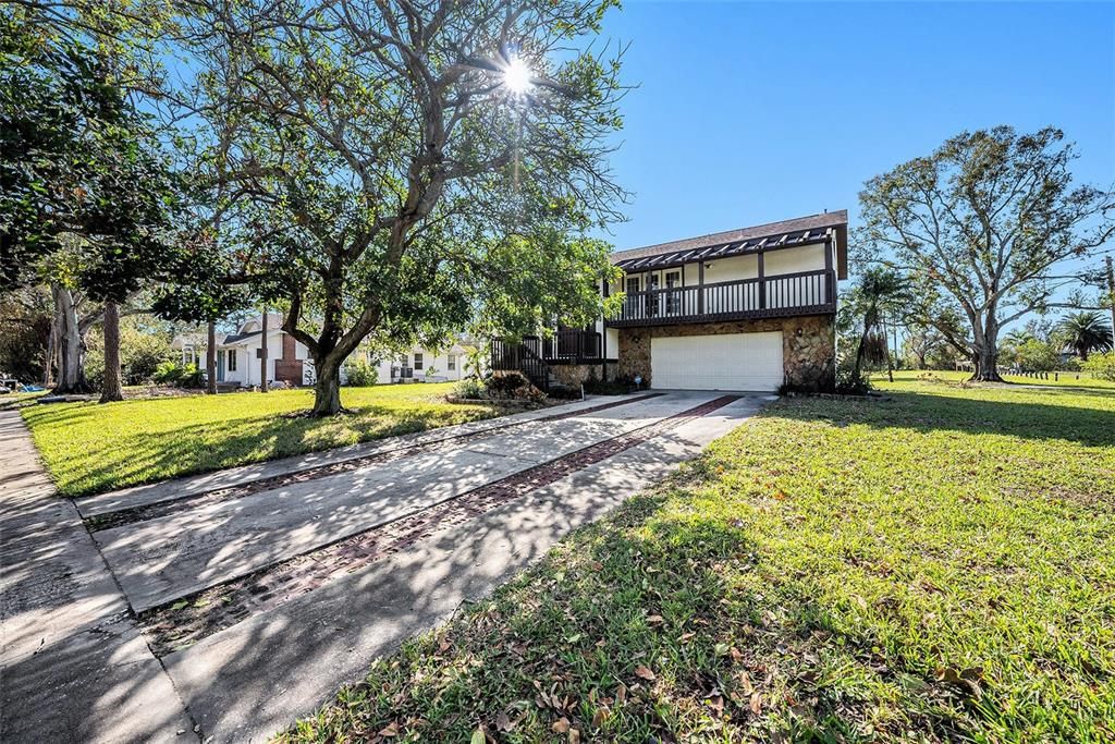 For Sale: $713,000 (3 beds, 2 baths, 1956 Square Feet)