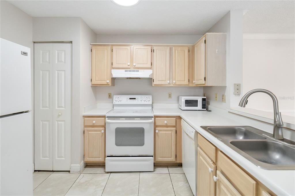 For Rent: $1,750 (2 beds, 2 baths, 975 Square Feet)