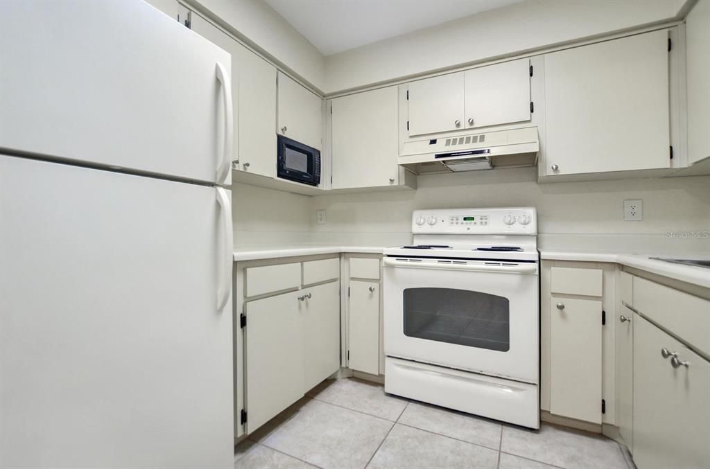 For Sale: $175,000 (1 beds, 1 baths, 685 Square Feet)