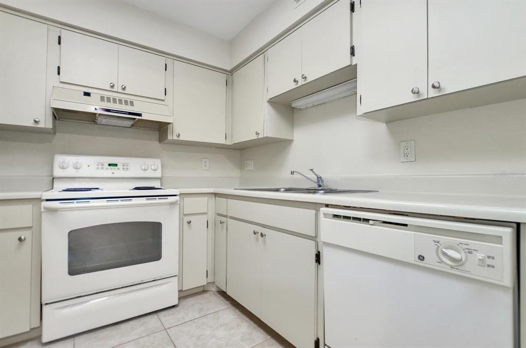 For Sale: $175,000 (1 beds, 1 baths, 685 Square Feet)