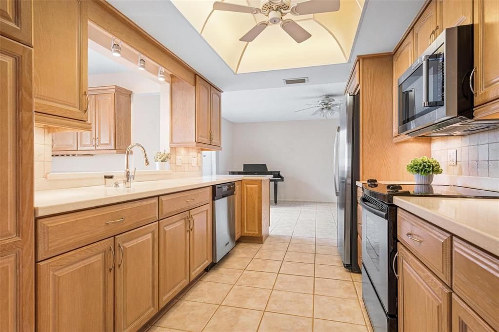 For Sale: $349,900 (2 beds, 2 baths, 1913 Square Feet)