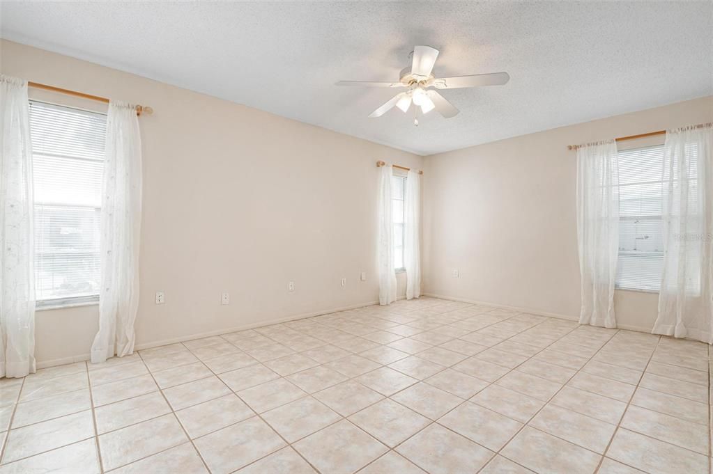 For Sale: $349,900 (2 beds, 2 baths, 1913 Square Feet)