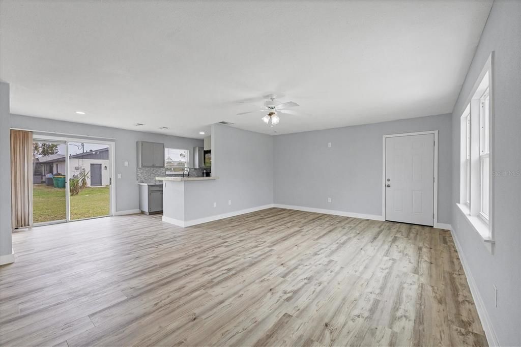 For Sale: $265,000 (2 beds, 2 baths, 996 Square Feet)