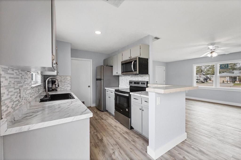 For Sale: $265,000 (2 beds, 2 baths, 996 Square Feet)