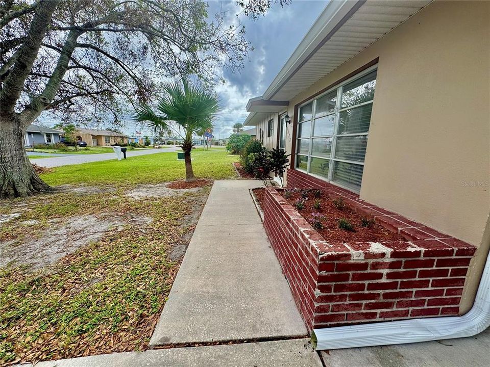 For Sale: $175,000 (2 beds, 1 baths, 912 Square Feet)