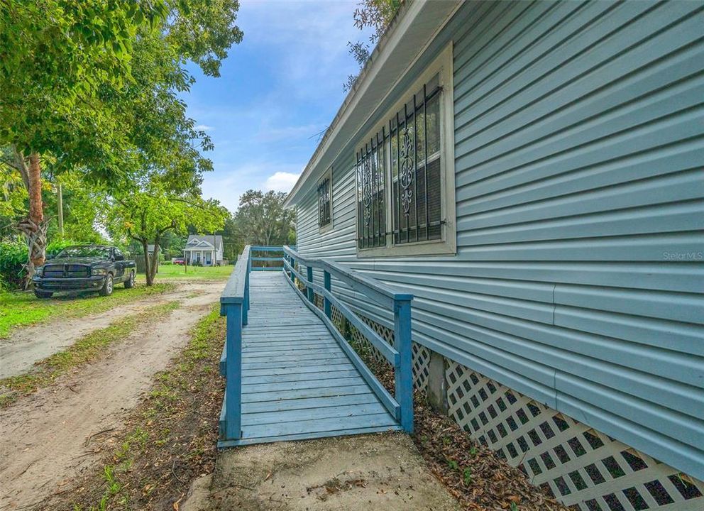 For Sale: $225,000 (3 beds, 2 baths, 912 Square Feet)