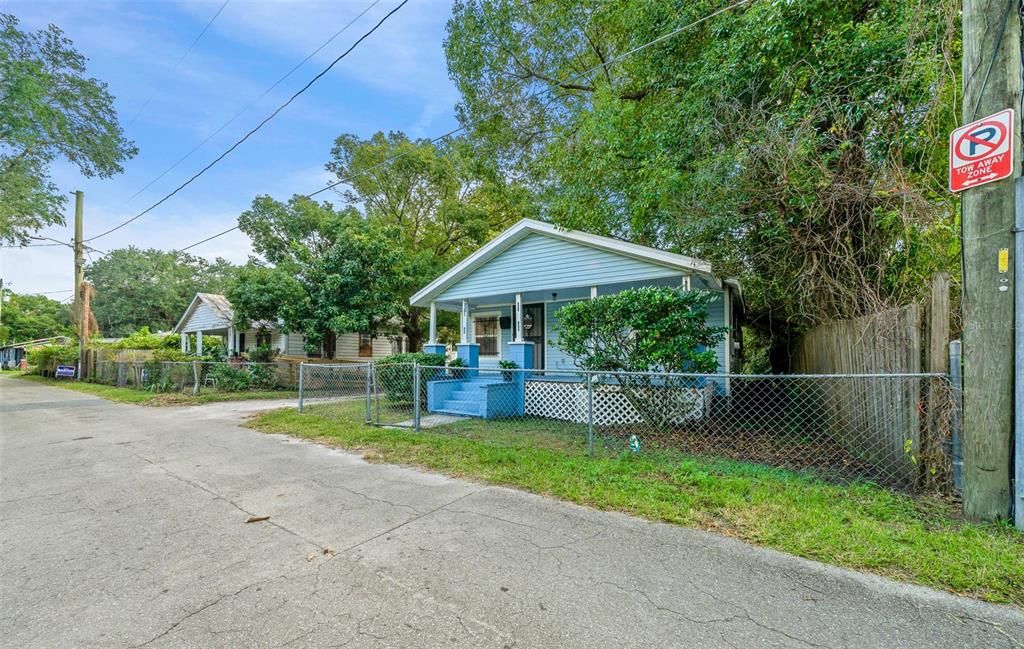 For Sale: $225,000 (3 beds, 2 baths, 912 Square Feet)