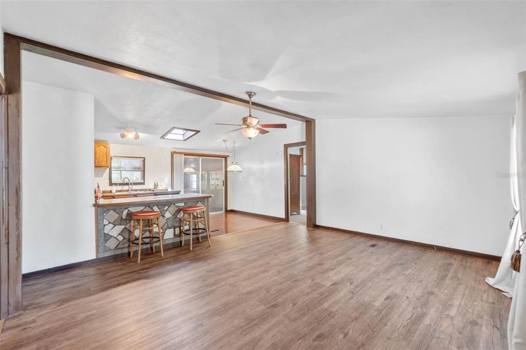 For Sale: $339,000 (2 beds, 2 baths, 960 Square Feet)