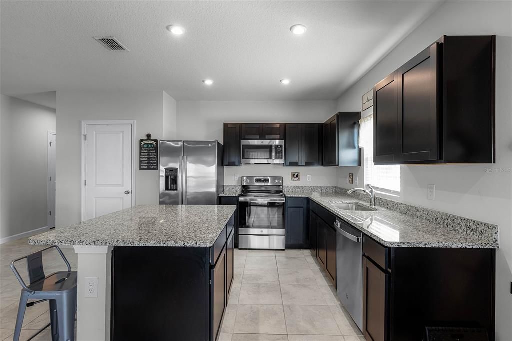 Granite Countertops and Plenty Storage