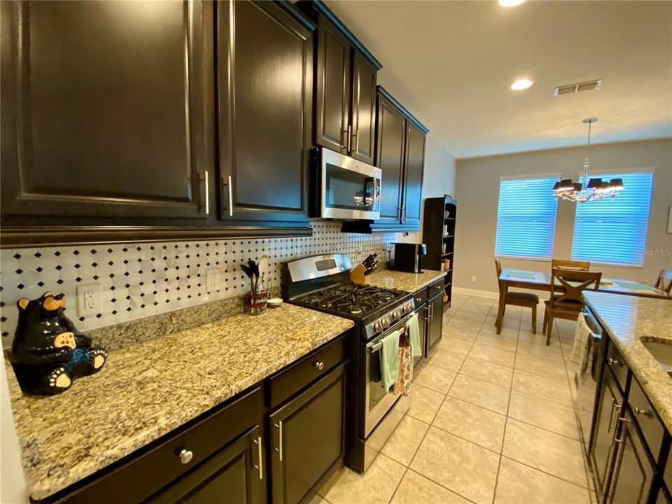 合同活跃: $417,500 (3 贝兹, 2 浴室, 2193 平方英尺)