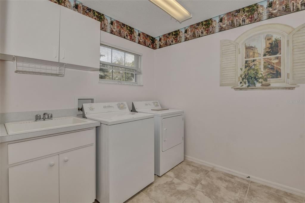 For Sale: $335,000 (2 beds, 2 baths, 2027 Square Feet)