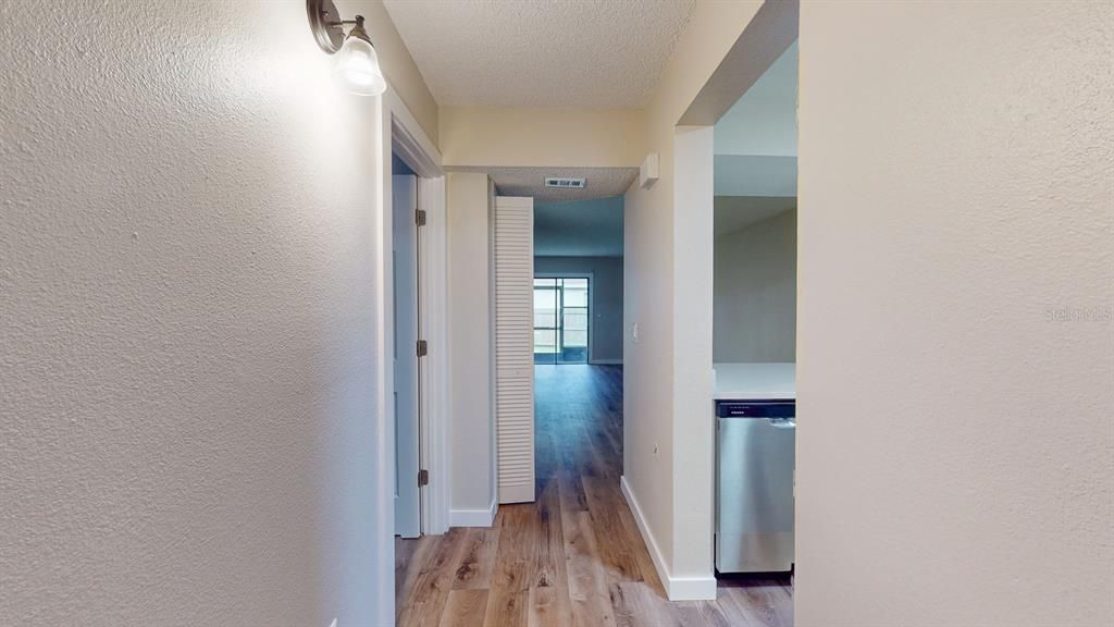 For Rent: $1,800 (2 beds, 1 baths, 819 Square Feet)