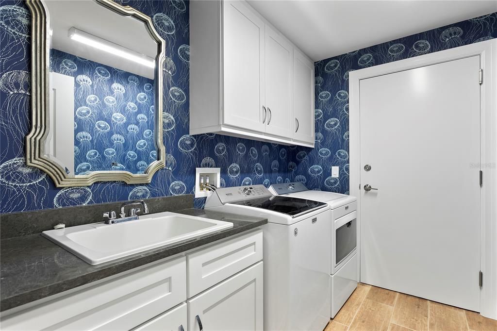 Large Walk in Laundry Room with Sink