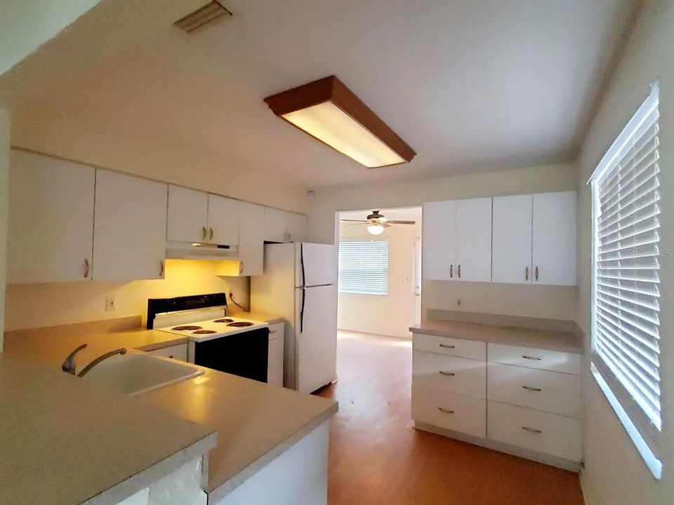 For Rent: $1,695 (2 beds, 1 baths, 718 Square Feet)