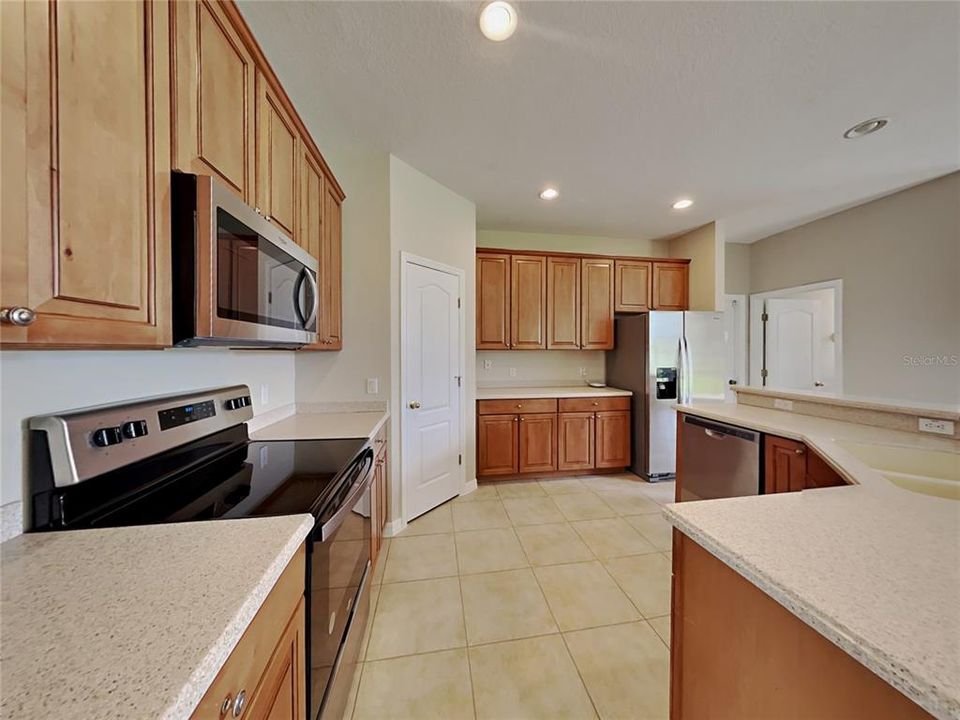 For Rent: $2,099 (4 beds, 2 baths, 2393 Square Feet)