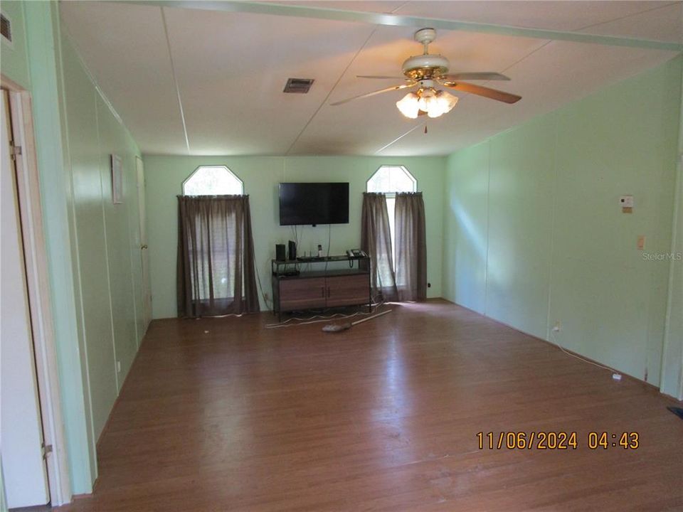 For Sale: $139,900 (3 beds, 2 baths, 1300 Square Feet)