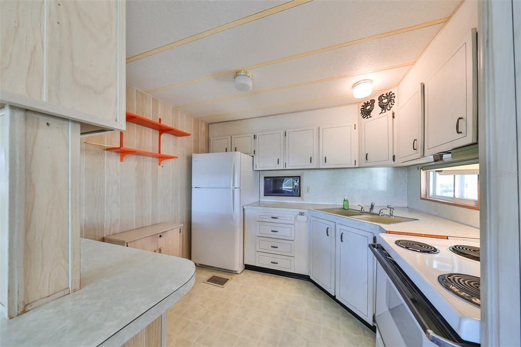 For Sale: $135,000 (2 beds, 2 baths, 912 Square Feet)