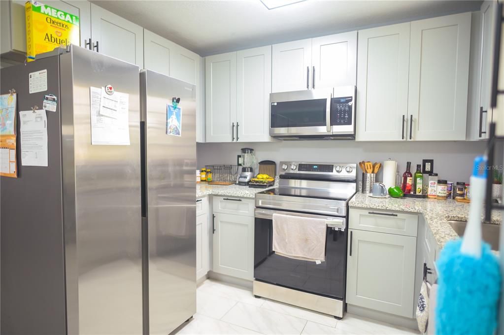 For Sale: $240,000 (2 beds, 1 baths, 889 Square Feet)