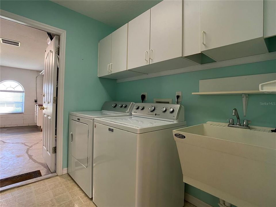 For Sale: $315,000 (3 beds, 2 baths, 1639 Square Feet)