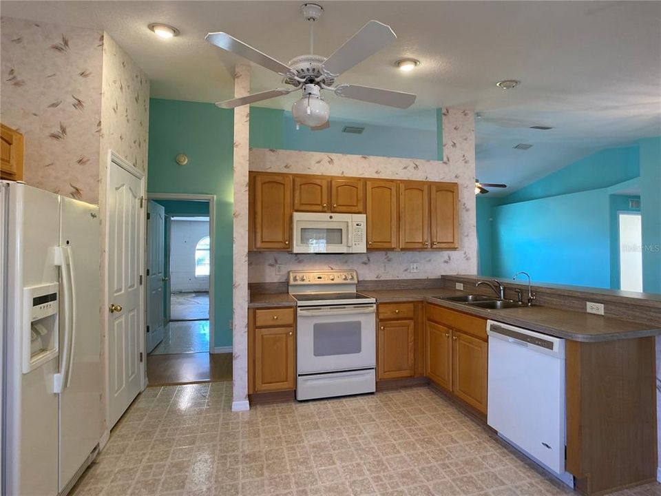 For Sale: $315,000 (3 beds, 2 baths, 1639 Square Feet)