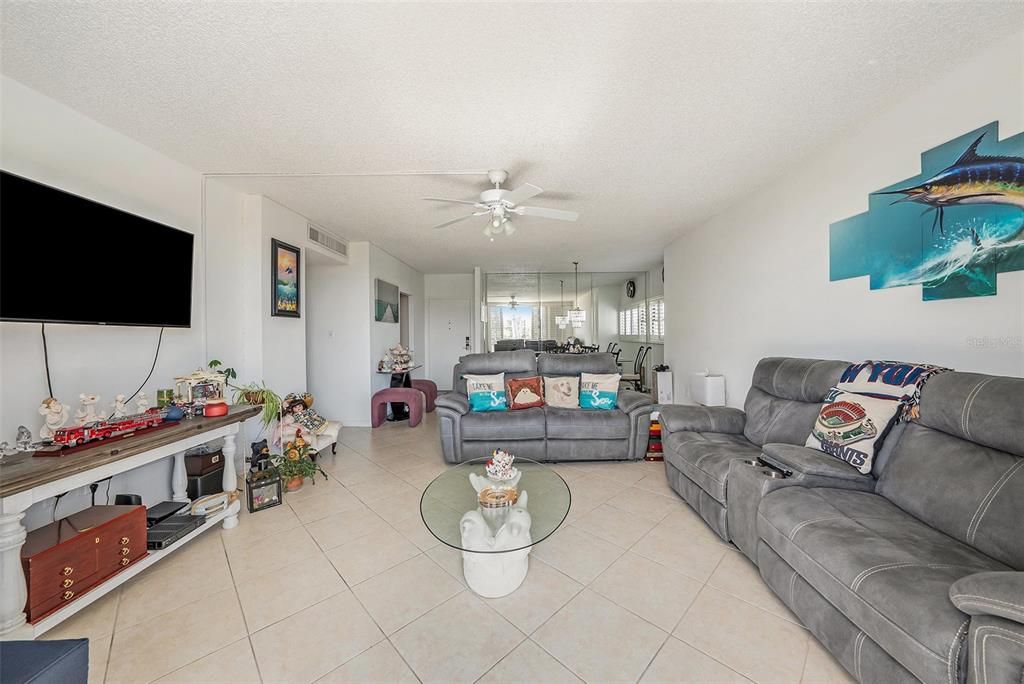 For Sale: $325,000 (2 beds, 2 baths, 1290 Square Feet)